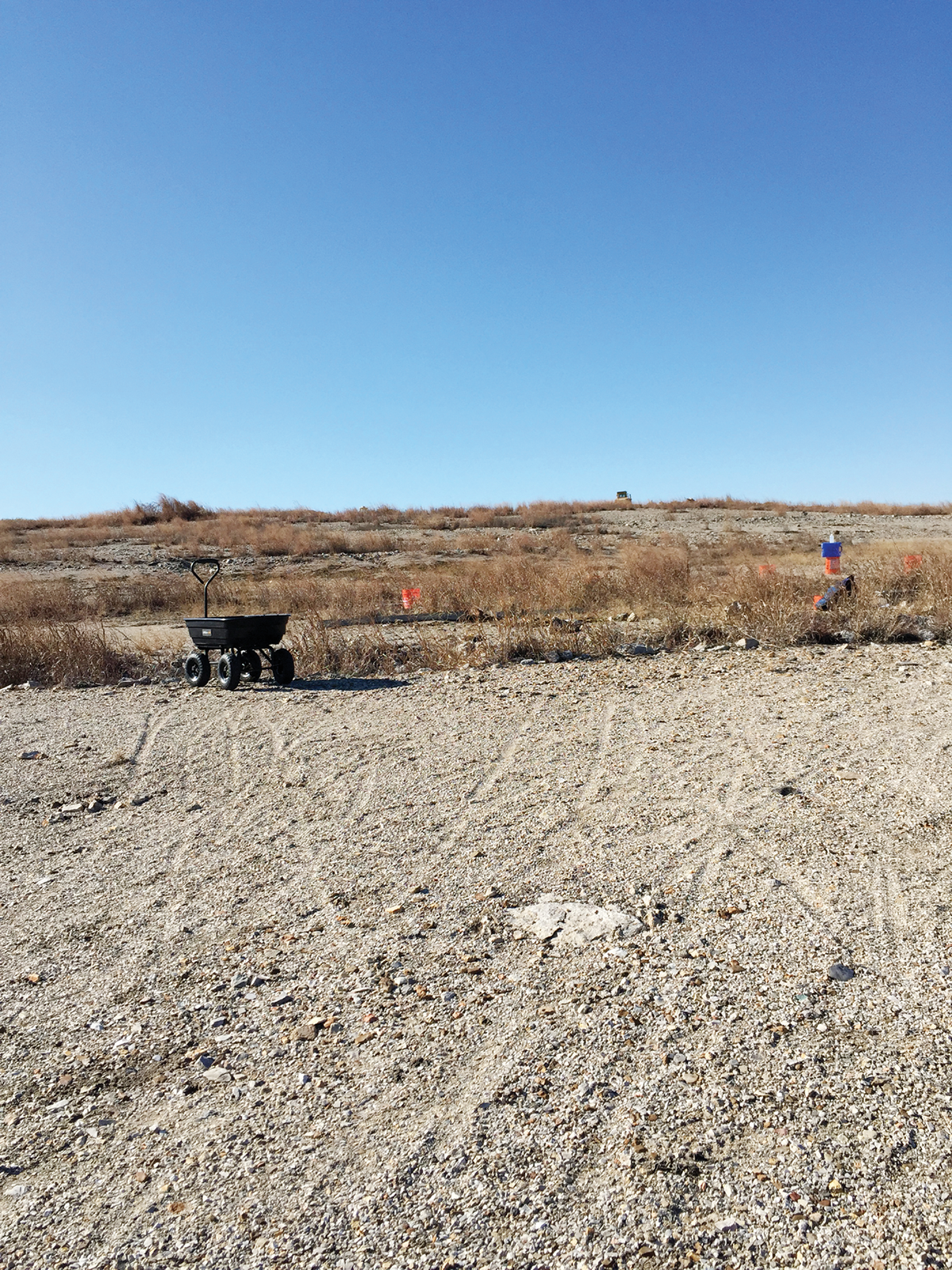 The foreground shows what the chat looks like with no amendments—no vegetation, coarse textured, and bare. Photo by Abdulaziz Alghamdi.