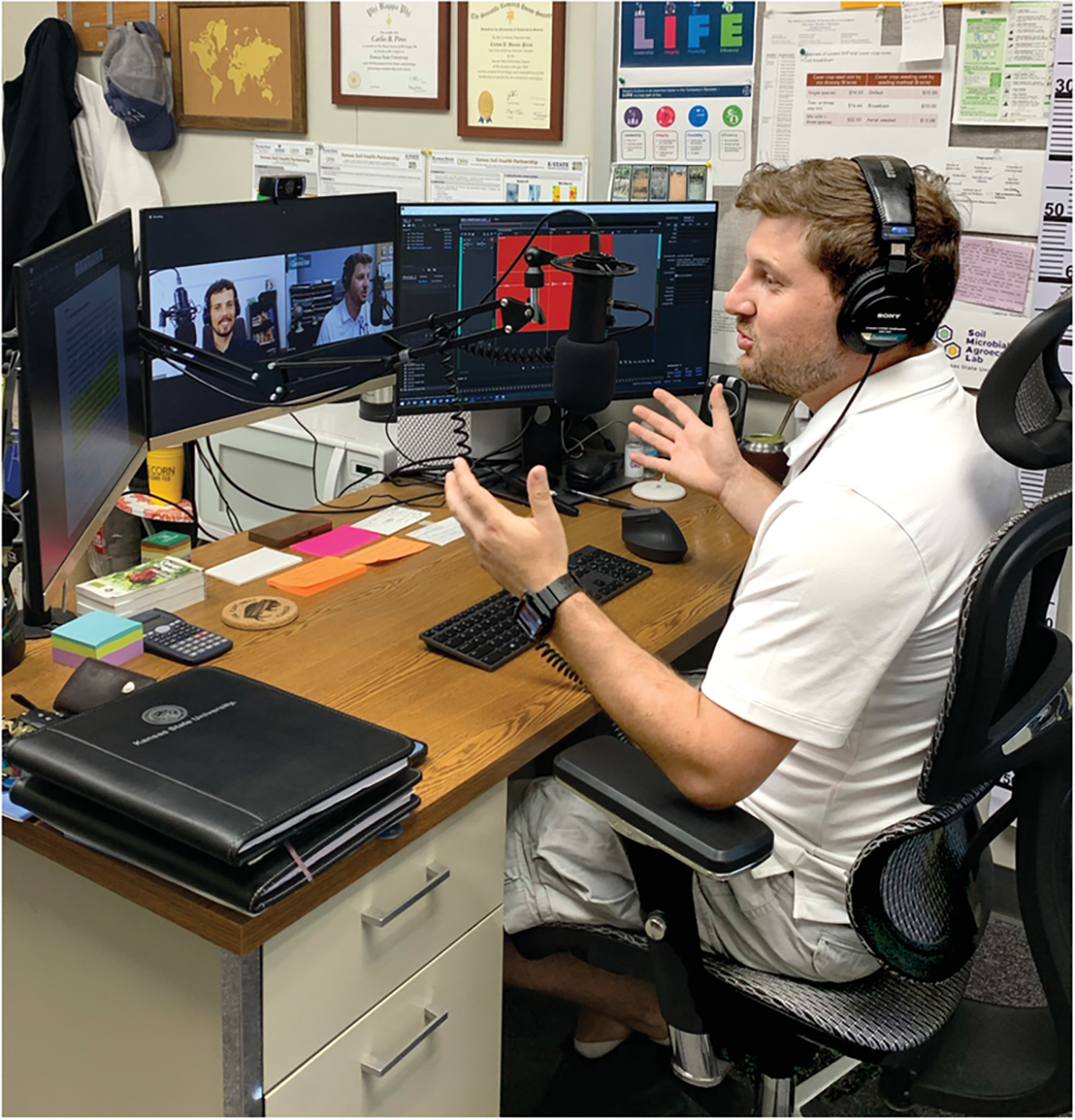 Carlos Bonini Pires discussing a podcast project with Rafael Ramon. Photo courtesy of Wagner Squizani.