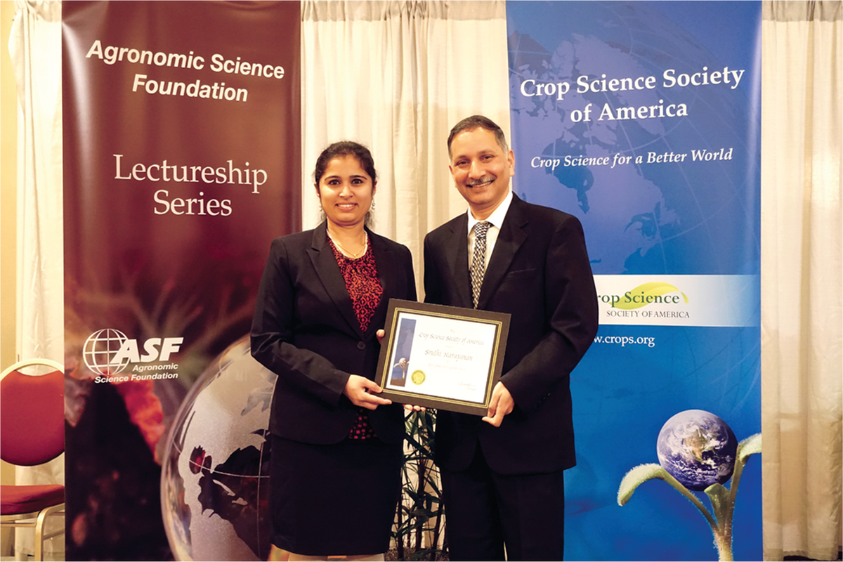 Sruthi Narayanan receives the 2021 CSSA Early Career Award from 2021 CSSA President Vara Prasad.