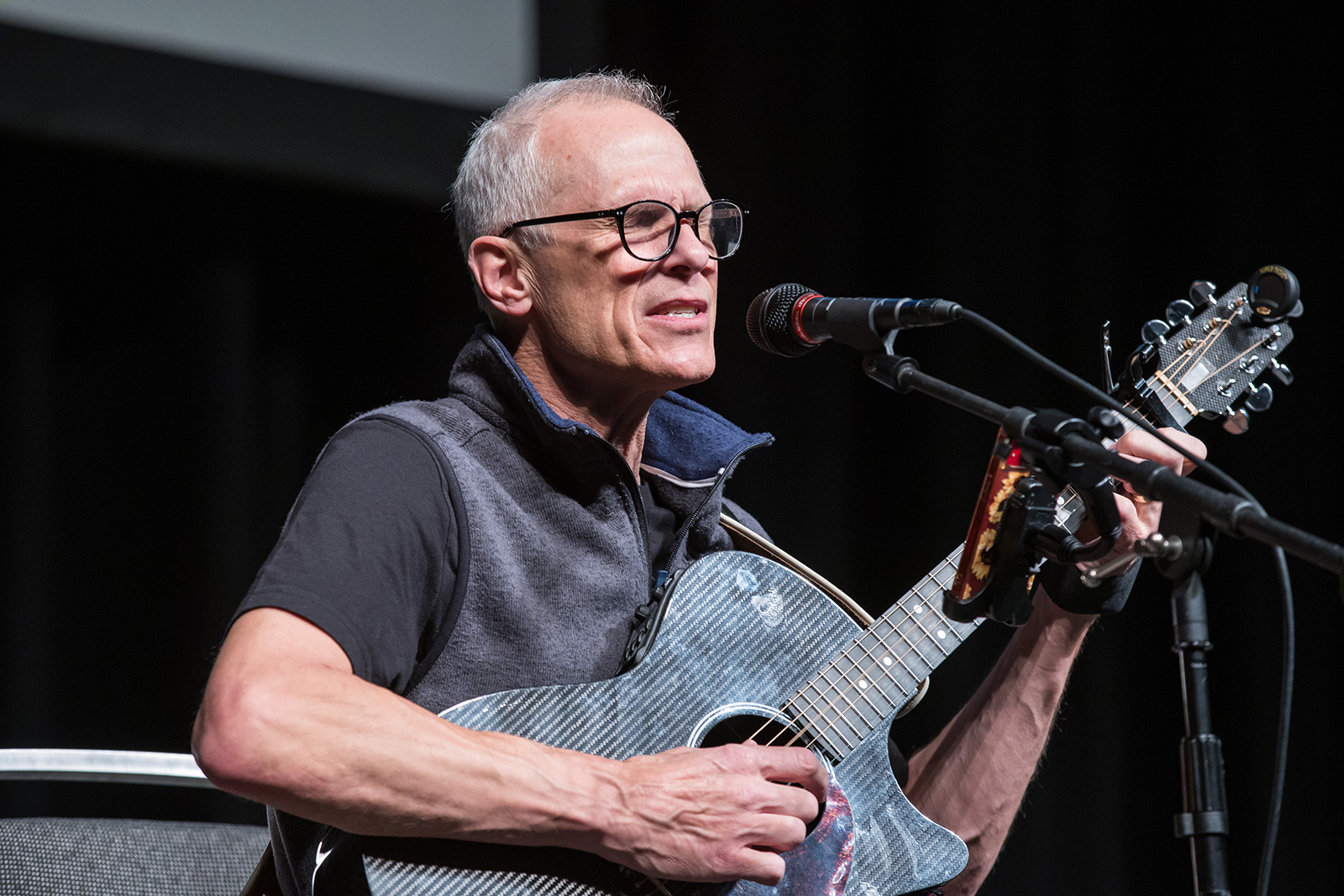 Peter Mayer singing âDown in the Groundâ