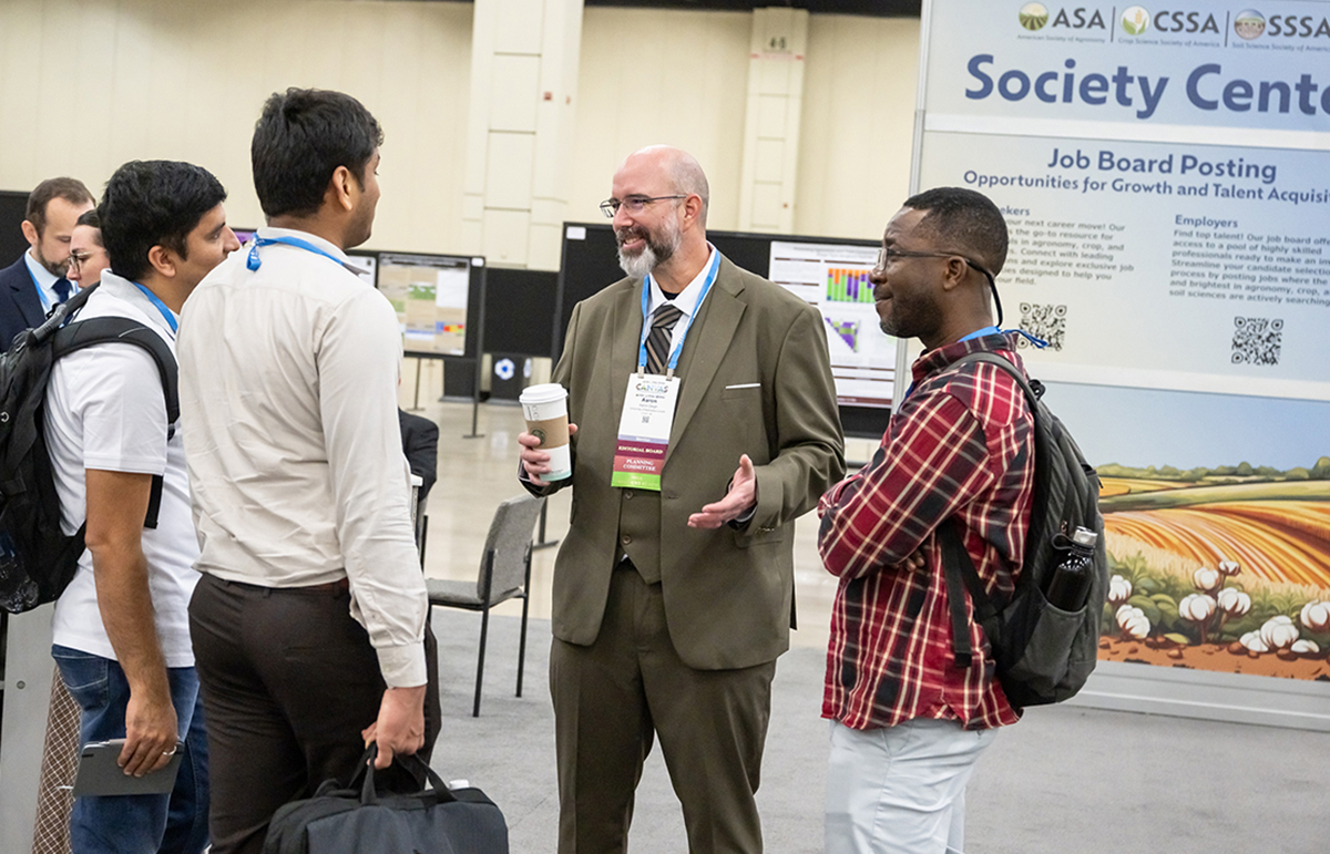 SSSA President Aaron Daigh meets with CANVAS attendees at the 2024 meeting in San Antonio.