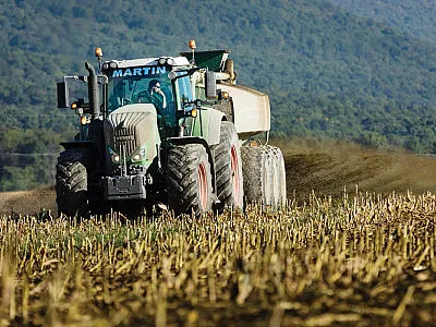 A trailer spreads liquid manure. Photo by Will Parson/Chesapeake Bay Program.