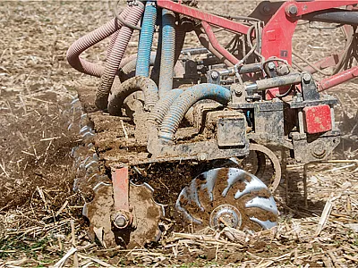 Manure injection. Photo by Edwin Remsberg.