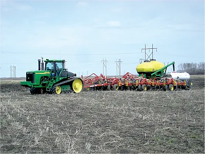 One-pass planting and fertilizing in Manitoba. Photo by Don Flaten.