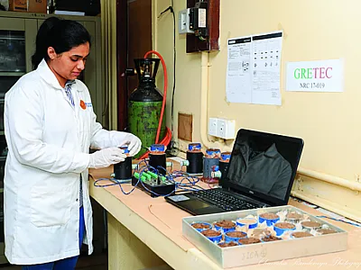 Lead author of the article, Navodi Jayarathne, prepares samples for gas diffusivity measurement.