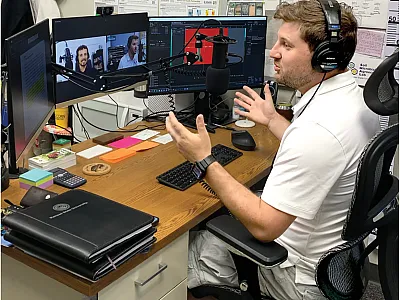 Carlos Bonini Pires discussing a podcast project with Rafael Ramon. Photo courtesy of Wagner Squizani.