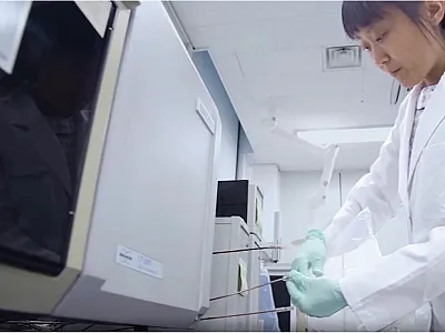 First author, Dr. Okhwa Hwang, operating a gas chromatograph for chemical analysis of odorous air. Photo courtesy of Steven Trabue, USDA-ARS.