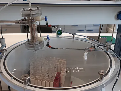 Unsaturated packed column on top of a vacuum chamber. Photo by T.V. Fountouli.