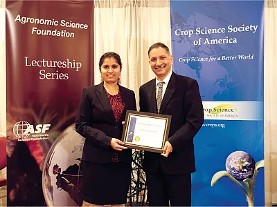 Sruthi Narayanan receives the 2021 CSSA Early Career Award from 2021 CSSA President Vara Prasad.