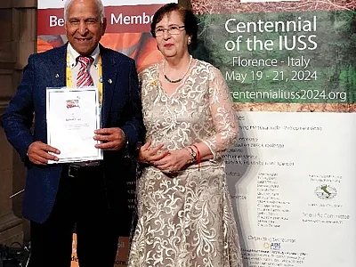 Laura Bertha Reyes Sánchez, IUSS President, recognizes Bal Ram Singh, Professor Emeritus, Norwegian University of Life Sciences, Ås, Norway, as an Honorary Member of IUSS during the Gala Dinner of the 2022 World Congress of Soil Science held in Glasgow, Scotland this summer.