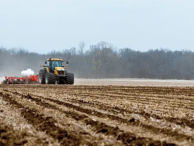 Fertilizer nitrogen injection through anhydrous ammonia reduces potential nitrogen losses and keeps nitrogen in a more stabilized ammonium form during the early growing season. Photo courtesy of UNL CropWatch.