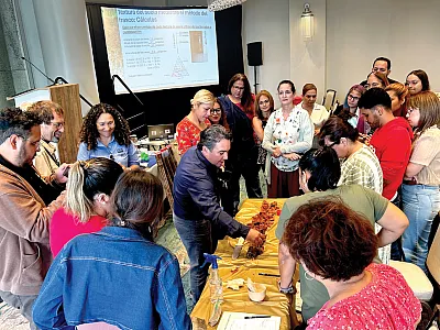 Manuel Matos muestra un perfil de suelo durante el taller y señala los diferentes horizontes que lo componen. Crédito de la foto: Samuel Rios.